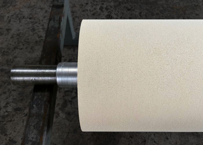 Bề mặt rulo mút xốp với cấu trúc bọt biển giúp ngậm keo và thấm hút nước hiệu quả trong sản xuất ván ép