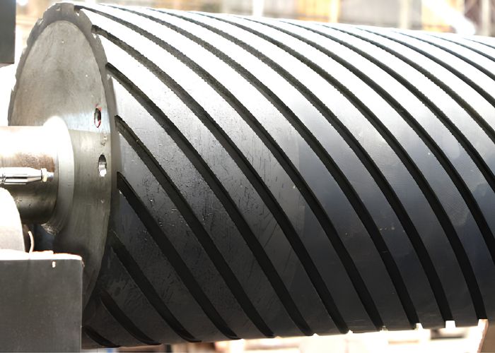 Bề mặt trục nhám xẻ rãnh xoắn giúp bám đai chắc chắn, tản nhiệt nhanh và thoát mạt gỗ hiệu quả cao