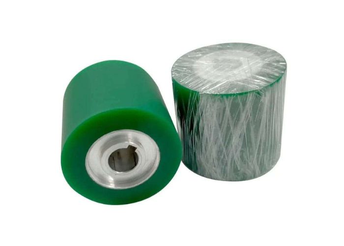 Con lăn băng tải PU với bề mặt đồng đều, giúp tôn thép di chuyển trên hệ thống băng tải tự động êm ái, không trầy xước.