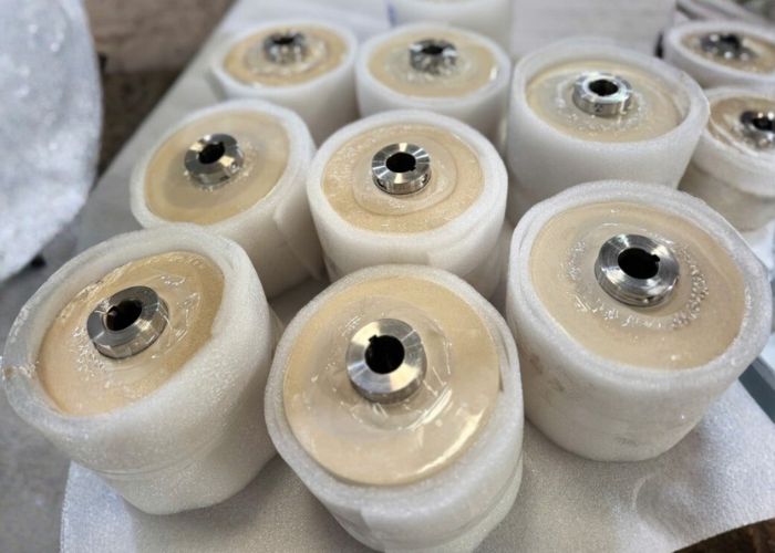 Đo đạc độ cứng Shore chuẩn xác giúp rulo điều tiết lượng sơn UV/NC ổn định, tránh lãng phí.