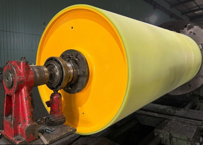 Lớp bọc PU có tính đàn hồi giúp kéo dải tôn êm ái, không tạo ra ma sát ảnh hưởng đến lớp tôn