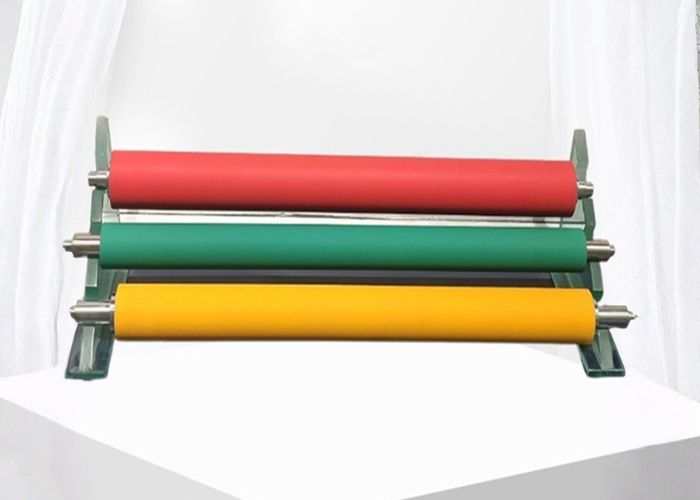 Lớp bọc PU đàn hồi giúp con lăn băng tải hấp thụ chấn động, vận chuyển tôn thép nặng trơn tru, không xước