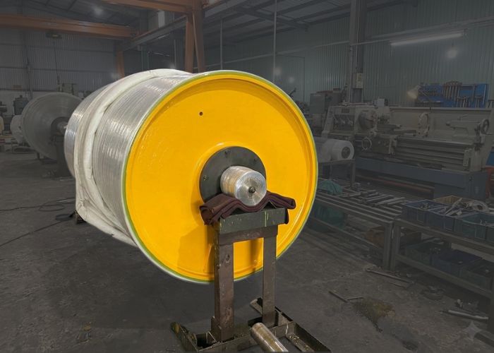 Mỗi chiếc rulo căng mạ màu đều được kiểm tra độ đồng tâm và độ cứng Shore trước khi xuất xưởng