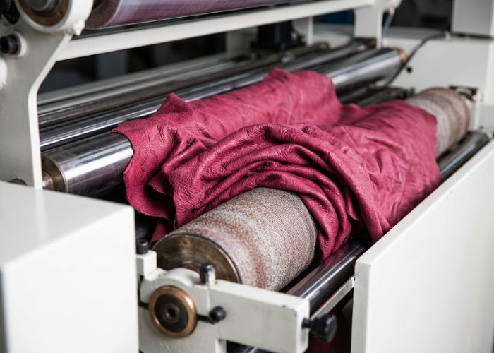 Rulo bọc nhám kém chất lượng dễ bị mòn vẹt, làm giấy nhám bị trượt và gây trầy xước da.