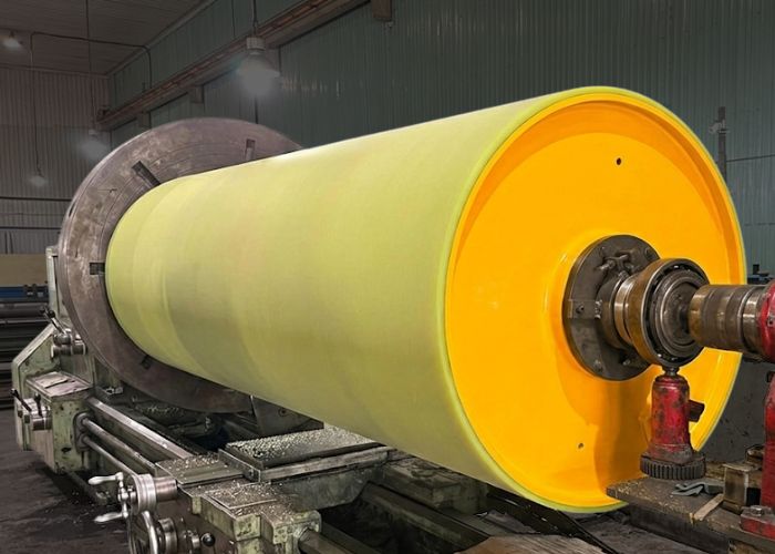 Trục căng PU giữ vai trò tạo lực căng và dẫn hướng dải tôn chạy qua các phân đoạn mạ màu