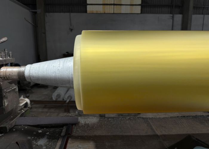 Trục phủ sơn giúp bề mặt tôn mạ màu đạt độ bóng mịn, đều màu và không bị xước