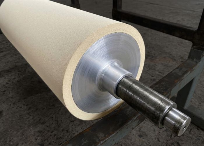 Trục xốp bôi keo Kiến Hiệp được kiểm tra kỹ lưỡng về độ đồng tâm và tỷ trọng xốp trước khi giao đến nhà máy gỗ