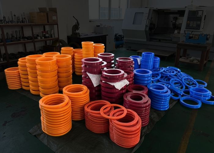 Vòng đệm dao PU được lắp đặt xen kẽ giữa các lưỡi dao trên trục máy xả băng kim loại