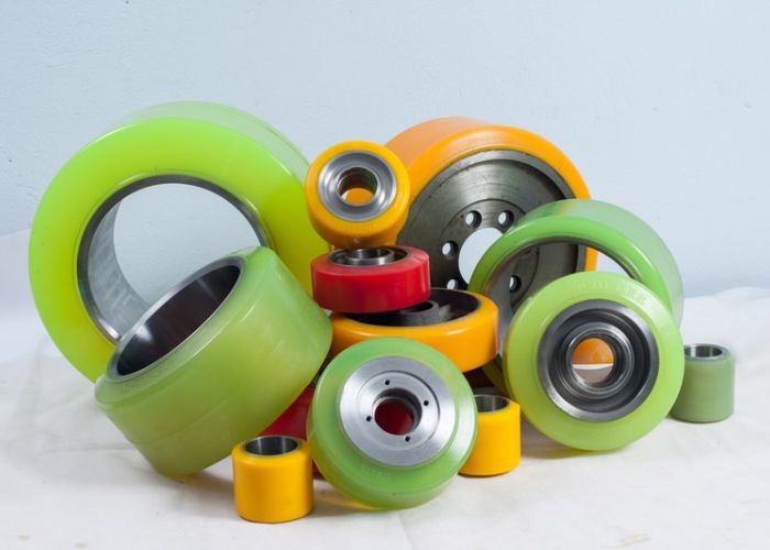 Các dòng bánh xe nâng PU và con lăn xe đẩy giúp bảo vệ mặt sàn nhà xưởng tối đa.