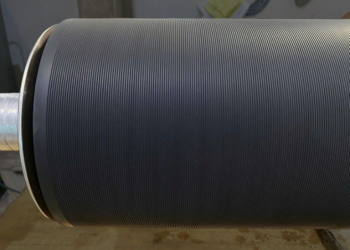Bề mặt cao su của trục hồ lăn keo được xẻ rãnh chuẩn xác tại xưởng Kiến Hiệp Roll, giúp định lượng keo tối ưu.
