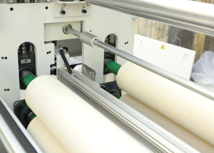 Bề mặt màng bao bì được xử lý tĩnh điện bao bì bằng rulo Corona để tăng độ bám dính cho mực in và keo ghép.