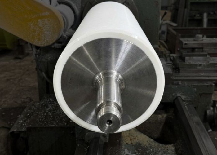 Lõi thép rulo luôn được kiểm tra cân bằng động chuẩn TIR trước khi đúc silicone lỏng tại Kiến Hiệp