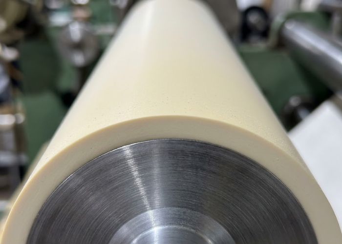 Lớp bọc cao su chống tĩnh điện giúp ngăn rulo hút bụi bẩn, bảo vệ độ sạch tuyệt đối cho mặt vải