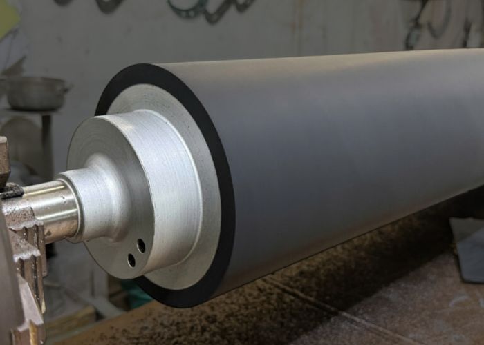 Rulo vắt công nghiệp đóng vai trò quan trọng trong việc loại bỏ nước và hóa chất dư thừa khỏi bề mặt vải dệt.
