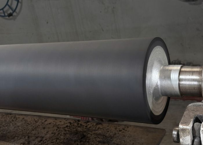 Trục in giấy offset Kiến Hiệp sản xuất đạt chuẩn Shore, giúp truyền mực đều và khắc phục triệt để lỗi sọc lô