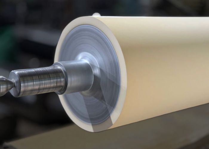 Trục kiểm vải là bộ phận cốt lõi giúp điều hướng và làm phẳng bề mặt vải trong máy KCS