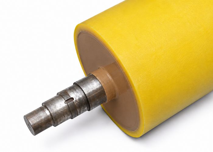 Cận cảnh bề mặt rulo bọc cao su PU láng mịn, đóng vai trò quan trọng trong việc kéo căng và dẫn hướng dải tôn