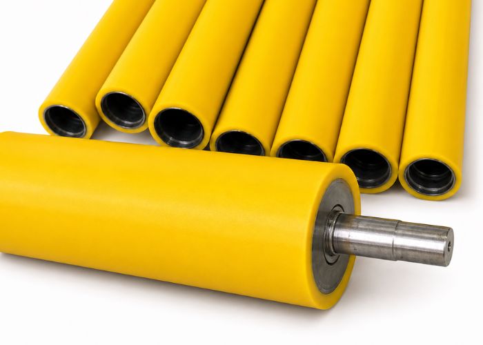 Lớp vỏ rulo bọc cao su PU sở hữu độ đàn hồi cao, giúp phân tán áp lực nén và chống trầy xước màng sơn
