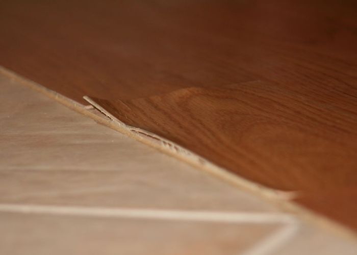 Bề mặt rải keo không đều là nguyên nhân cốt lõi gây ra lỗi tách lớp ván ép nhiệt và phồng rộp