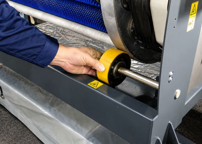 Đo kiểm tra độ đồng tâm và kiểm tra rulo trước khi đưa vào quy trình sửa chữa và bọc lại trục PU