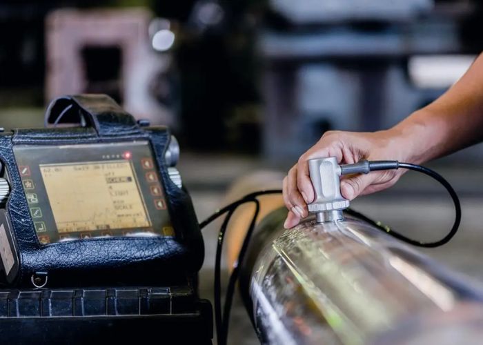 Nguyên lý kiểm tra siêu âm UT sử dụng sóng phản xạ để định vị chính xác các khuyết tật ngầm