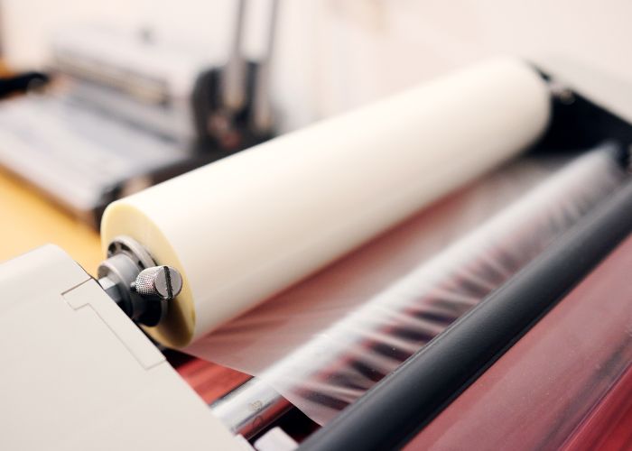 Sự phối hợp giữa áp lực cơ học và nhiệt độ giúp hoàn thiện cơ chế cán màng bao bì qua hệ thống rulo ép màng